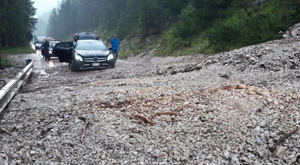 Basta un temporale e tremila metri cubi di fango franano in strada: chiusa provinciale vicino a Cortina
