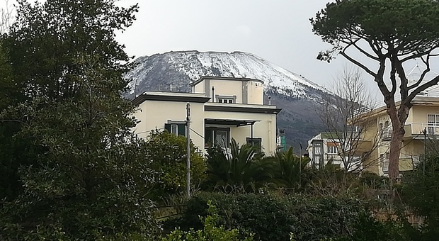 Gelo a Napoli: ecco la prima neve sul Vesuvio del 2020