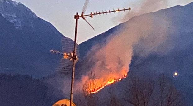 L'incendio sui boschi sopra Tolmezzo