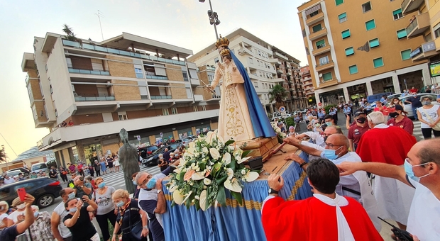 La Madonna delle Grazie esce dalla Cattedrale per la processione (Foto Luciano Giobbi)