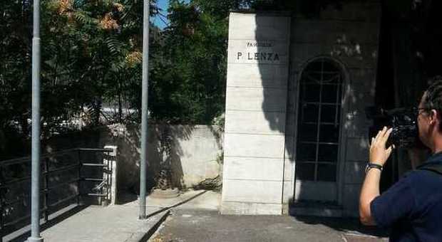 Salerno, trovata bomba «ananas» al cimitero davanti a una cappella