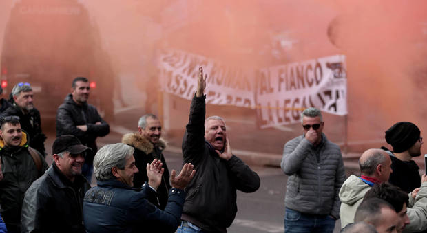 La protesta dei tassisti (foto FABIANO/CAPRIOLI/TOIATI)