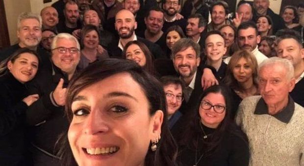 La Lega vince le suppletive in Umbria la candidata travolta dai sostenitori non rispetta le regole: foto di gruppo e selfie