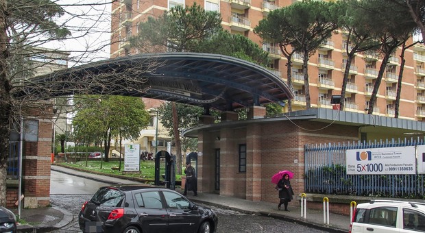 «Napoli, medico del Pascale lucrava sui malati di cancro»: va agli arresti domiciliari