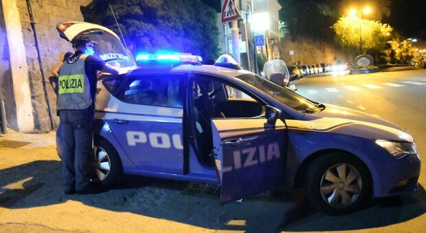Napoli, fugge all'alt e si scaglia contro i poliziotti: arrestato 30enne a Fuorigrotta