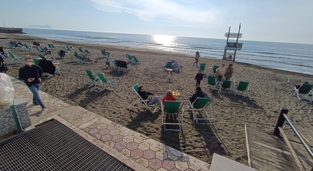 Gennaio, ma sembra primavera: tintarella in spiaggia a Latina Lido