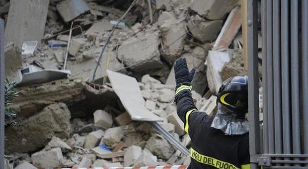 Napoli, crollo all'Università. Borrelli: «Controlli assenti da post terremoto»