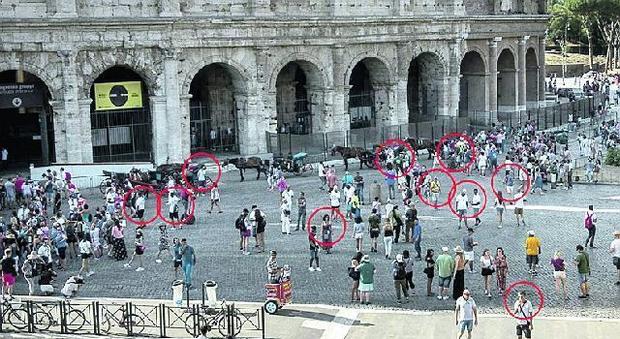 Roma, salta-fila al Colosseo: turisti beffati col trucco della tessera sanitaria