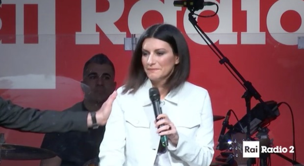 Frizzi, Laura Pausini si commuove in diretta su Radio 2: "Scusate, sono devastata"