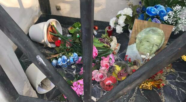 Devastata la tomba della mamma di Cristina Piccioni: «Spero vi si spezzino le mani»