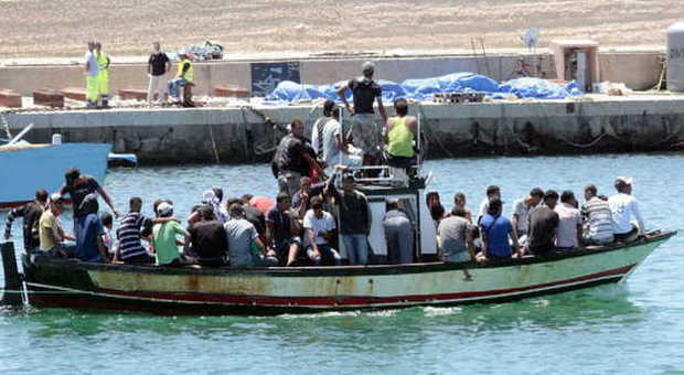 Migranti, console francese vende barconi ai profughi