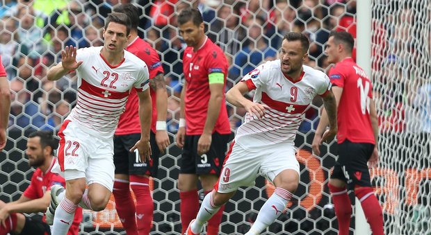 Albania-Svizzera 0-1, decide Schar di testa. Espulso Cana, esordio amaro per De Biasi