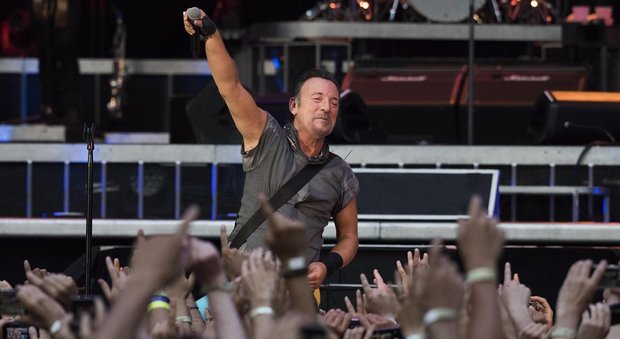 La dedica di Springsteen al concerto «My city of ruins per gli amici italiani»