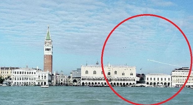 «Quel volo anomalo con accelerazioni velocissime sopra il cielo di Venezia» /La foto