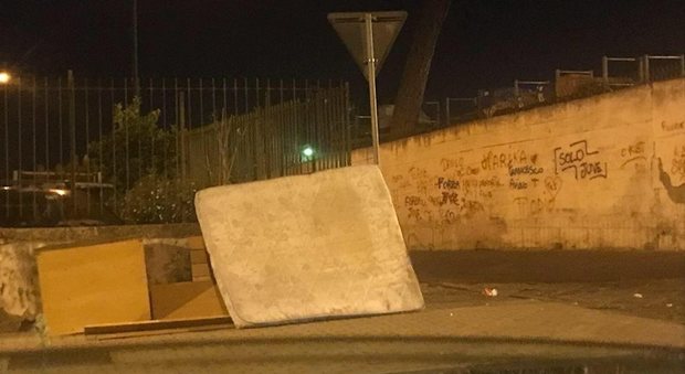 Allarme rifiuti, materasso in strada a Torre del Greco: «È emergenza, si rischia l'epidemia»