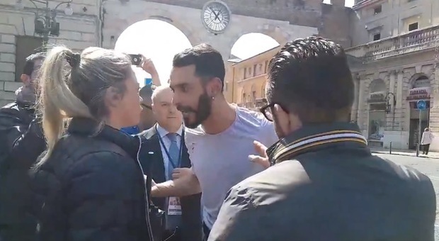Verona, Salvini telefona alla poliziotta insultata: «Le forze dell'ordine si rispettano»