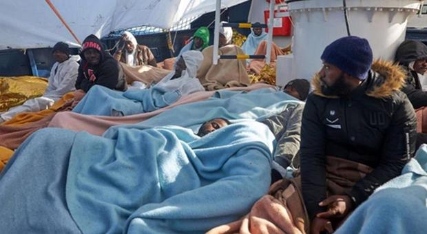 Migranti, gommone con venti persone in difficoltà al largo della Libia: «8 dispersi»