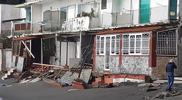 Il maltempo non risparmia i Campi Flegrei: vento e mareggiate, gravi danni alle abitazioni
