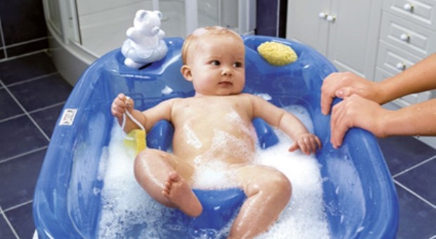 Beve l'acqua con il sapone mentre fa il bagnetto, neonata ricoverata in gravi condizioni