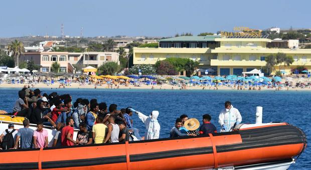Migranti, sbarcate altre 250 persone a Lampedusa. Musumeci: «L'isola esplode, dichiarare l'emergenza»