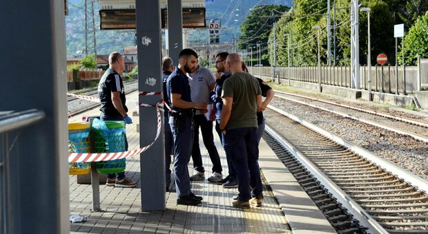 Ragazzo di 23 anni ucciso a coltellate in stazione davanti alla madre: aggressione choc a Lecco