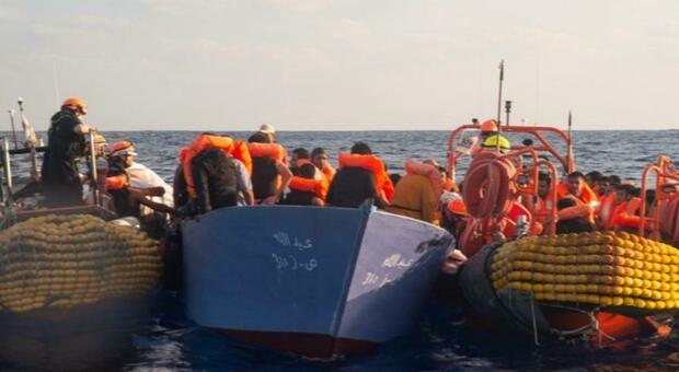 In arrivo al porto di Ancona una nave con 84 migranti: vertice in Prefettura per preparare lo sbarco