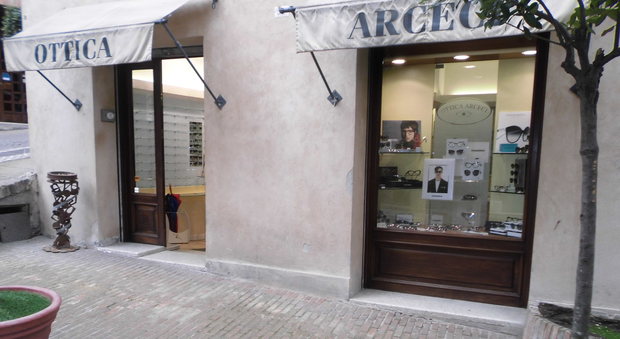 Urbino, blitz dei ladri: in un minuto rubati 30mila euro in occhiali griffati