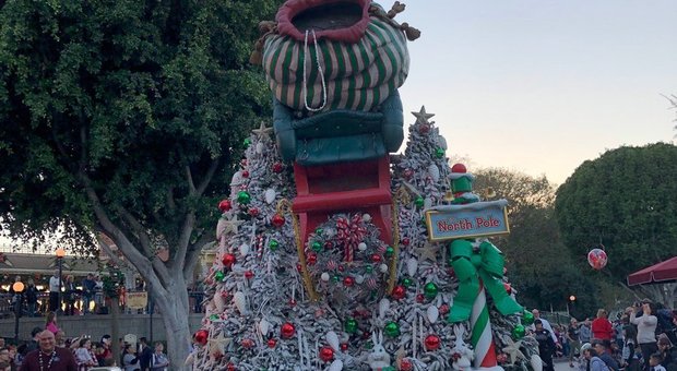 Si rompe la slitta: paura per Babbo Natale alla parata di Disneyland