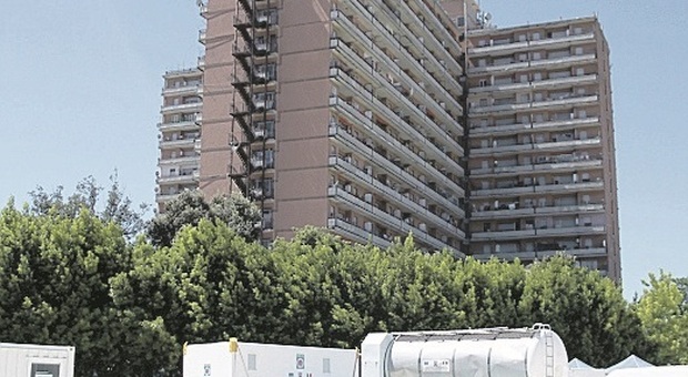 Porto Recanati, positivo al Covid viola la quarantena: sorpreso davanti al'Hotel House e denunciato