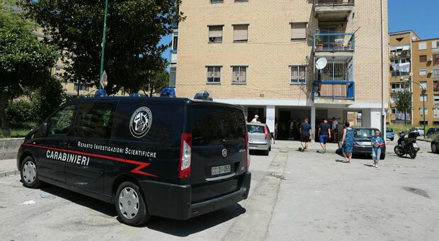 Napoli, 49 arresti oggi: a scuola con il kalashnikov per uccidere il boss