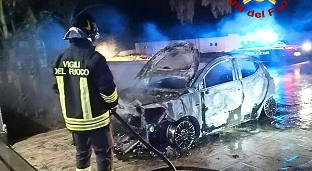 Salento, ancora un'auto incendiata: completamente distrutta una Lancia Y