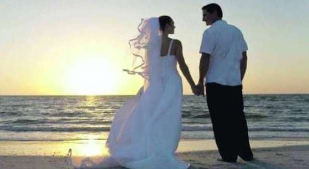 Ostia inaugura le nozze sulla spiaggia: sì del municipio ai matrimoni civili celebrati in riva al mare