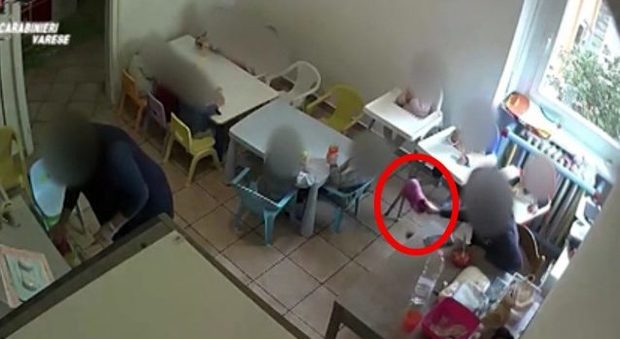 Lancia una scarpa contro un bambino, il video choc dei maltrattamenti in un asilo di Varese