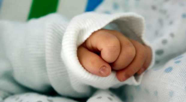 Vicenza, attribuisce la paternità del figlio appena nato a un amico su Facebook: lui la denuncia
