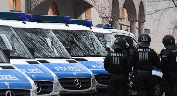 Germania, minacce di morte alla figlia di un avvocato turco: arrestati 5 poliziotti neonazisti