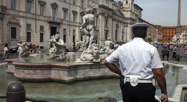 Roma, bagno in mutande nella fontana di piazza Navona: multa da 600 euro per due ventenni