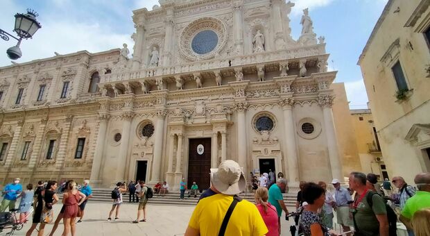 Turismo, Emiliano: «Venite in Puglia, ma non solo ad agosto»