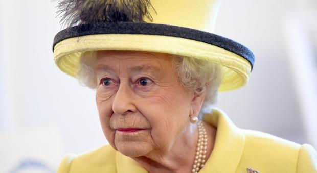 Sudditi preoccupati per la regina Elisabetta: “È ancora malata”