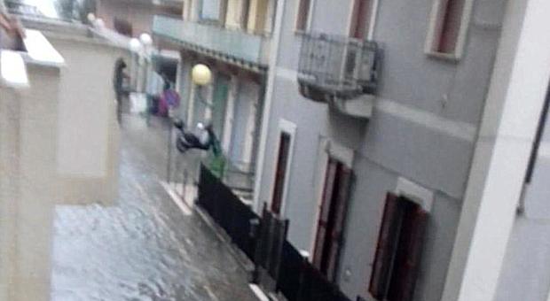 Pescara, la furia dell'acqua porta via tutto: un uomo e un'auto trascinati dalla corrente