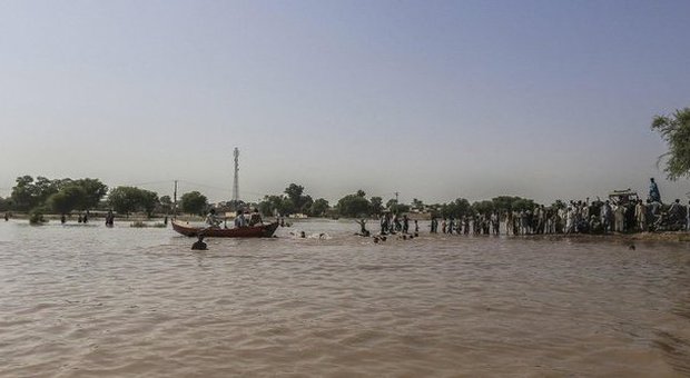 Pakistan, matrimonio sul fiume: barcone si rovescia, muore lo sposo e 19 invitati