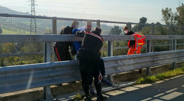 «Mi butto dal ponte, voglio farla finita». Bloccato appena in tempo dai carabinieri: salvato uomo di 36 anni