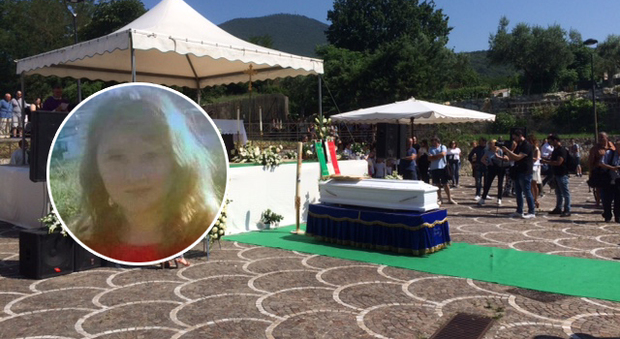 Benevento, folla ai funerali della bimba violentata e uccisa. Trovato materiale organico sotto le unghie