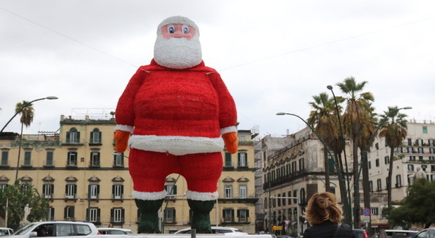 Babbo Natale a Napoli, smontato il pupazzone di piazza Vittoria: «Ma tornerà fra 15 giorni»