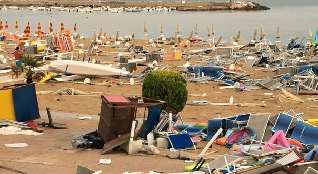 Spiagge devastate, i bagnini di Pesaro in aiuto dei colleghi di Ancona