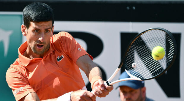 Djokovic batte Karatsev all'esordio (6-3, 6-2): «Ti amo Roma, bello giocare nel Colosseo del tennis»