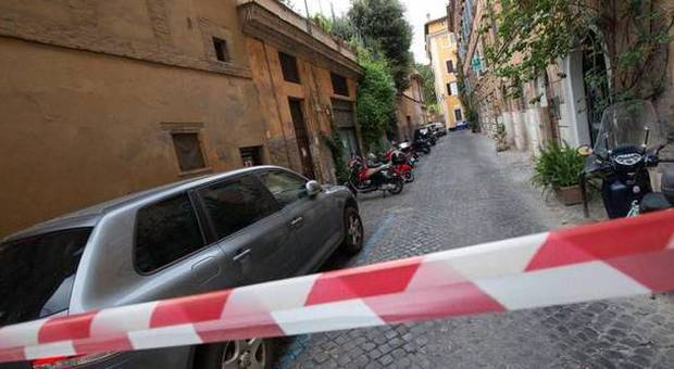 I segreti della 13enne suicida a Roma: vestiti, trucchi costosi e telefonino. «Troppi regali nella vita di Katia»