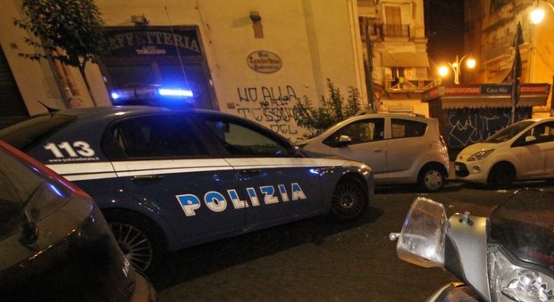 Napoli, due aggrediti e accoltellati nella notte in via Duomo
