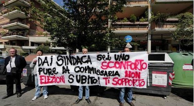 Roma, Raggi contestata alla Garbatella: «Elezioni subito»
