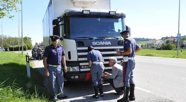 Camion coinvolto in un incidente stradale, la Polizia scopre che trasportava un carico di munizioni