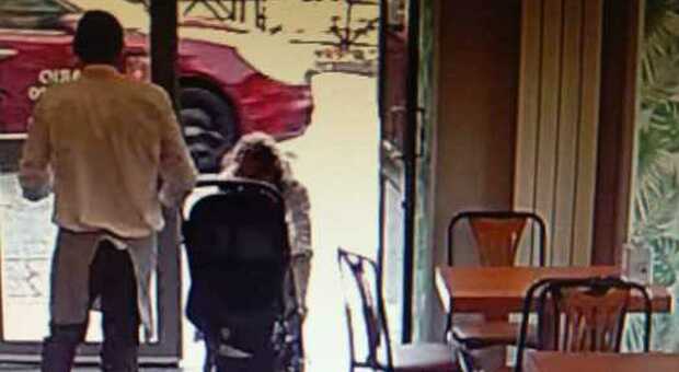 Torino, tenta di rubare un bambino dal passeggino in un bar: arrestato. L'uomo ha rischiato il linciaggio